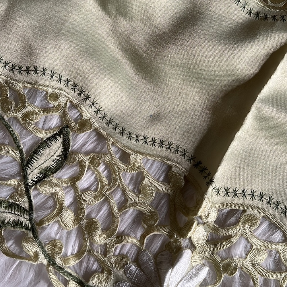 POLAND | Spring Table Runner Doily - Picture 2 of 6